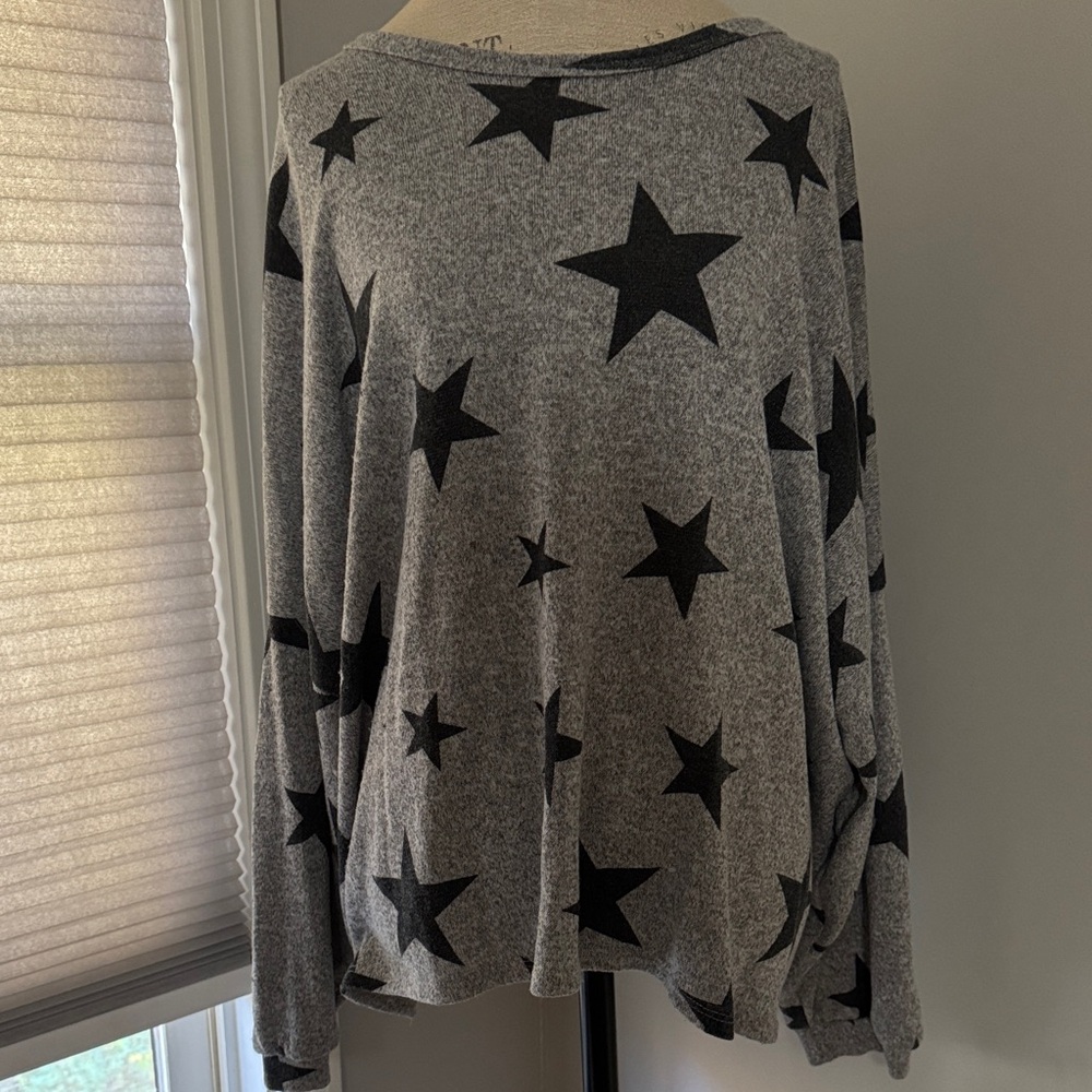 ee:some Gray and Black Stars print Top Open Back NWOT